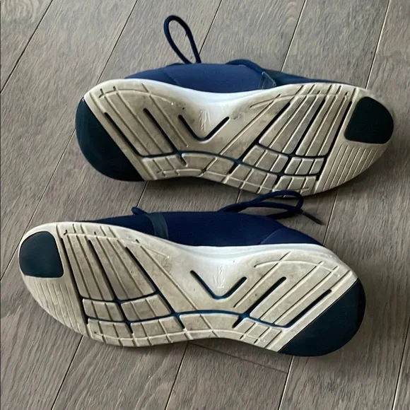 Lacoste Women's LT Fit 118 Sneaker - Size 6 - Picture 9 of 11